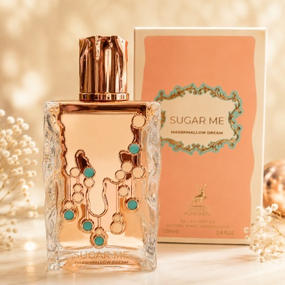 Frasco de perfume SUGAR ME MARSHMALLOW DREAM e sua caixa pêssego com detalhes em dourado e azul