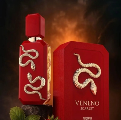 Frasco e caixa vermelhos de perfume com cobra dourada e texto VENENO SCARLET.