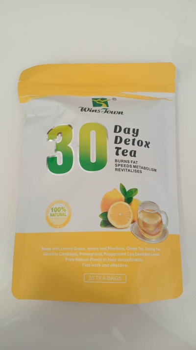 Pacote de chá Detox Day Tea Wins Town com limões e chá numa chávena