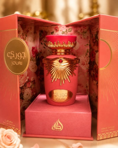 frasco de perfume rosa com detalhes dourados numa caixa rosa com padrão floral