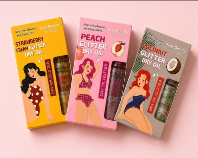 Três embalagens de óleo seco cintilante com ilustrações vintage de mulheres e texto dos sabores