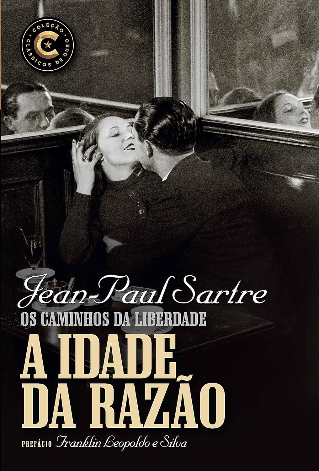 A Idade da razão Capa de livro com fotografia de casal num café e texto do título e autor