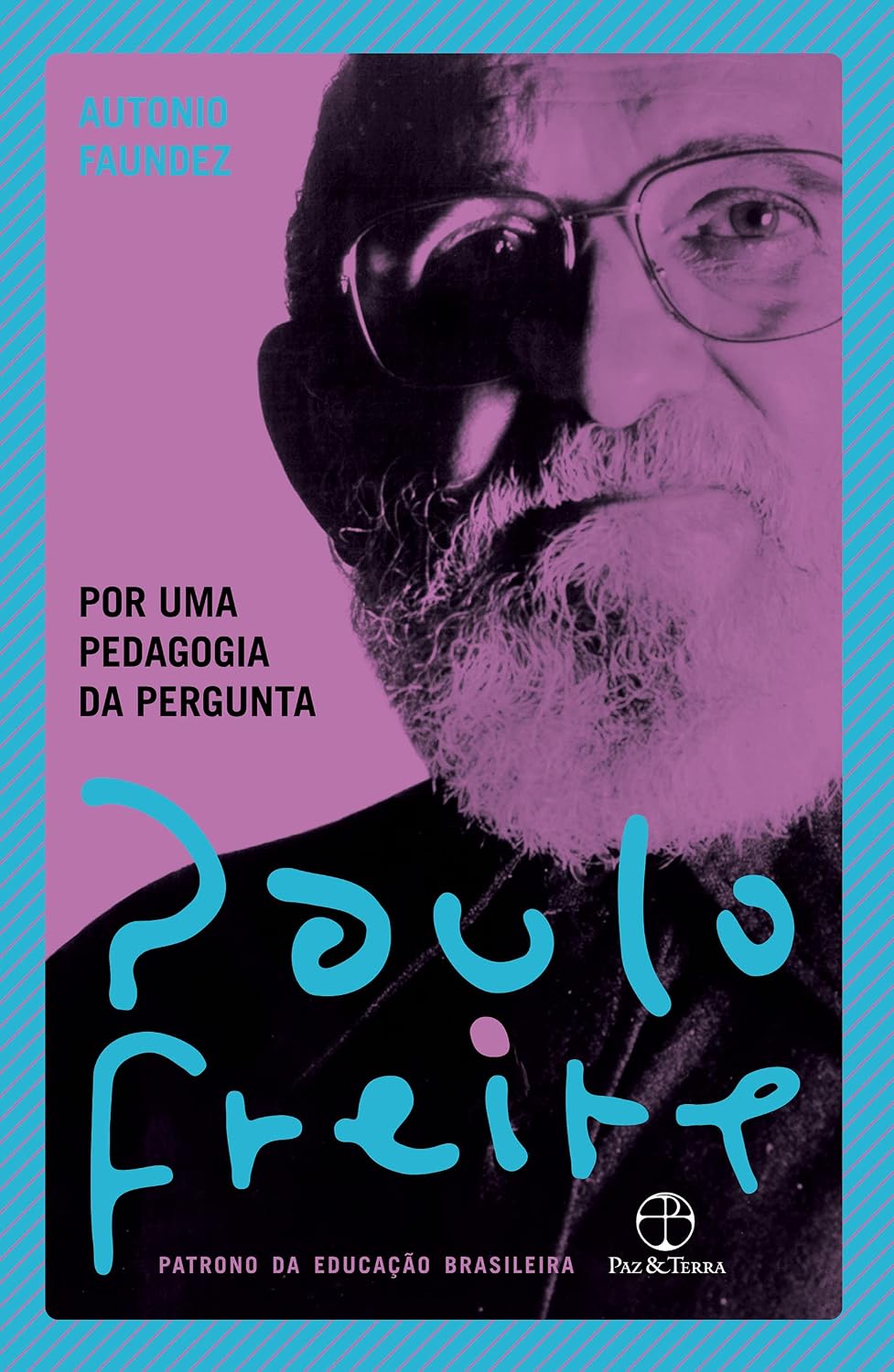 Por uma Pedagogia da Pergunta Capa de livro com fotografia de homem idoso, texto em azul e preto sobre fundo lilás