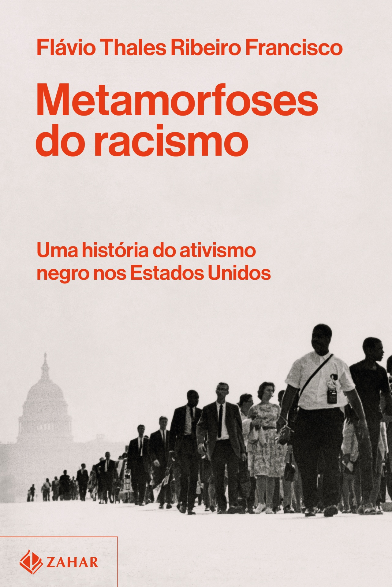Metamorfoses do Racismo: Uma História do Ativismo Negro nos Estados Unidos Capa de livro Metamorfoses do racismo com texto em laranja e imagem a preto e branco de manifestantes