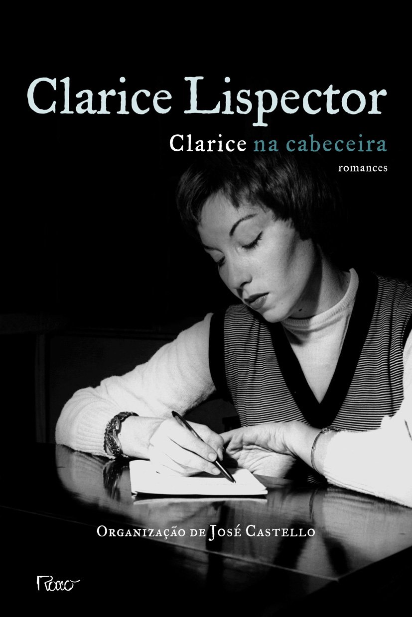 Clarice na Cabeceira: Romances Capa de livro Clarice na cabeceira de Clarice Lispector com fotografia a preto e branco de mulher a escrever