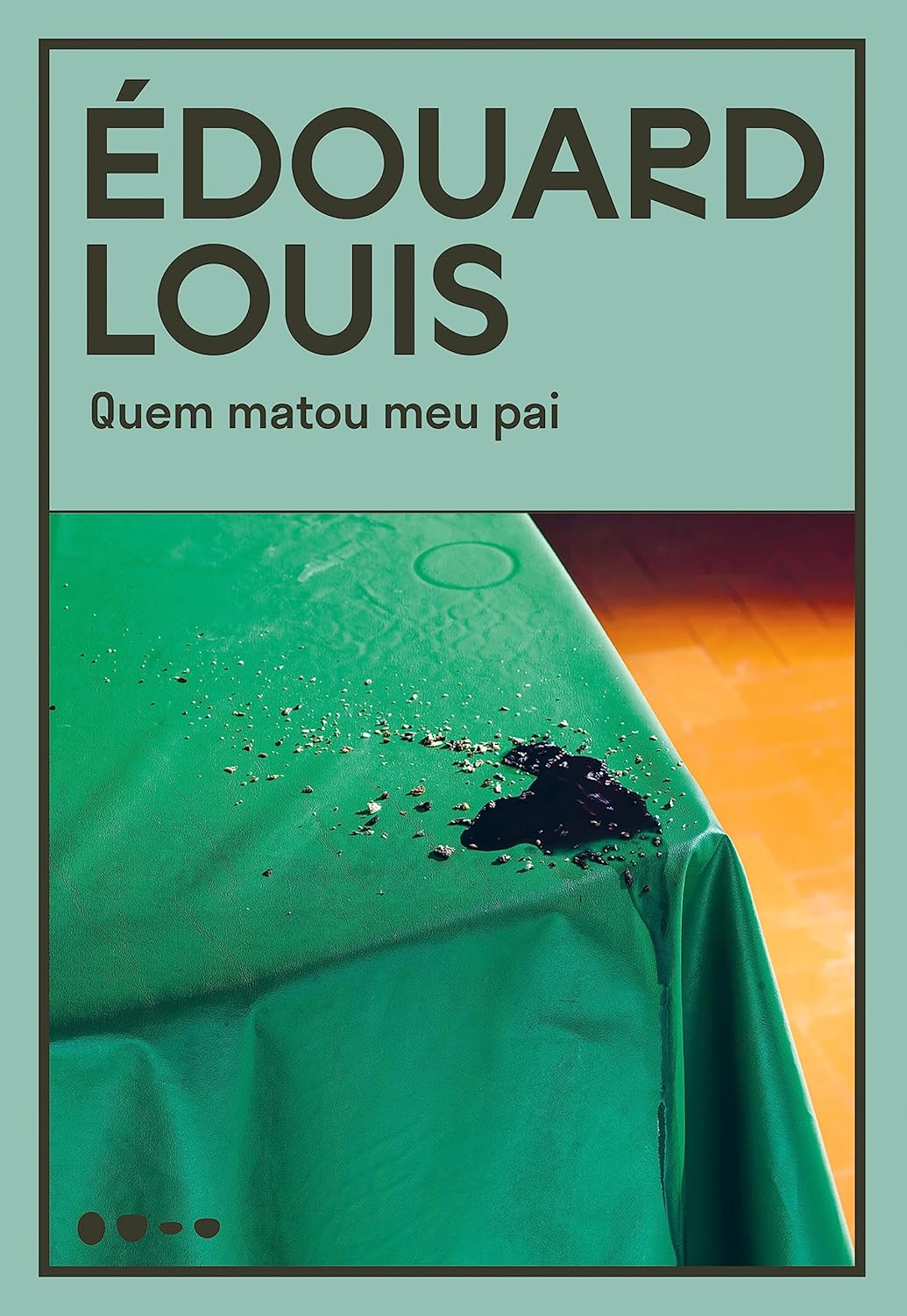 Quem matou meu pai Capa de livro ou revista com texto e imagem de tecido verde manchado sobre superfície de madeira.
