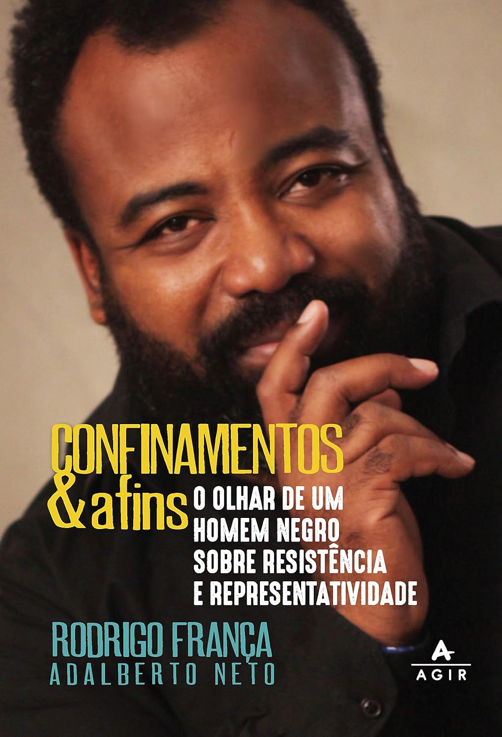 Confinamentos e Afins: O Olhar de um Homem Negro sobre a Resistência Capa de livro com homem negro e texto em cores amarelo, branco e azul sobre fundo neutro.