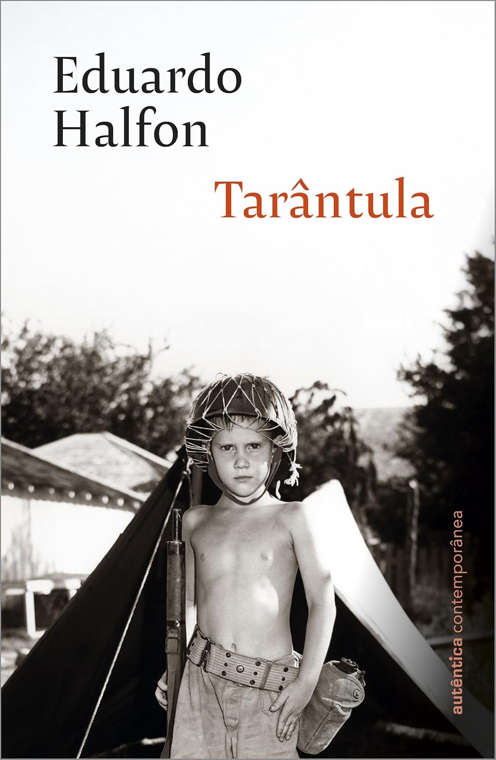 A Tarântula Capa do livro Tarântula de Eduardo Halfon com foto a preto e branco de um rapaz com capacete e tenda ao fundo
