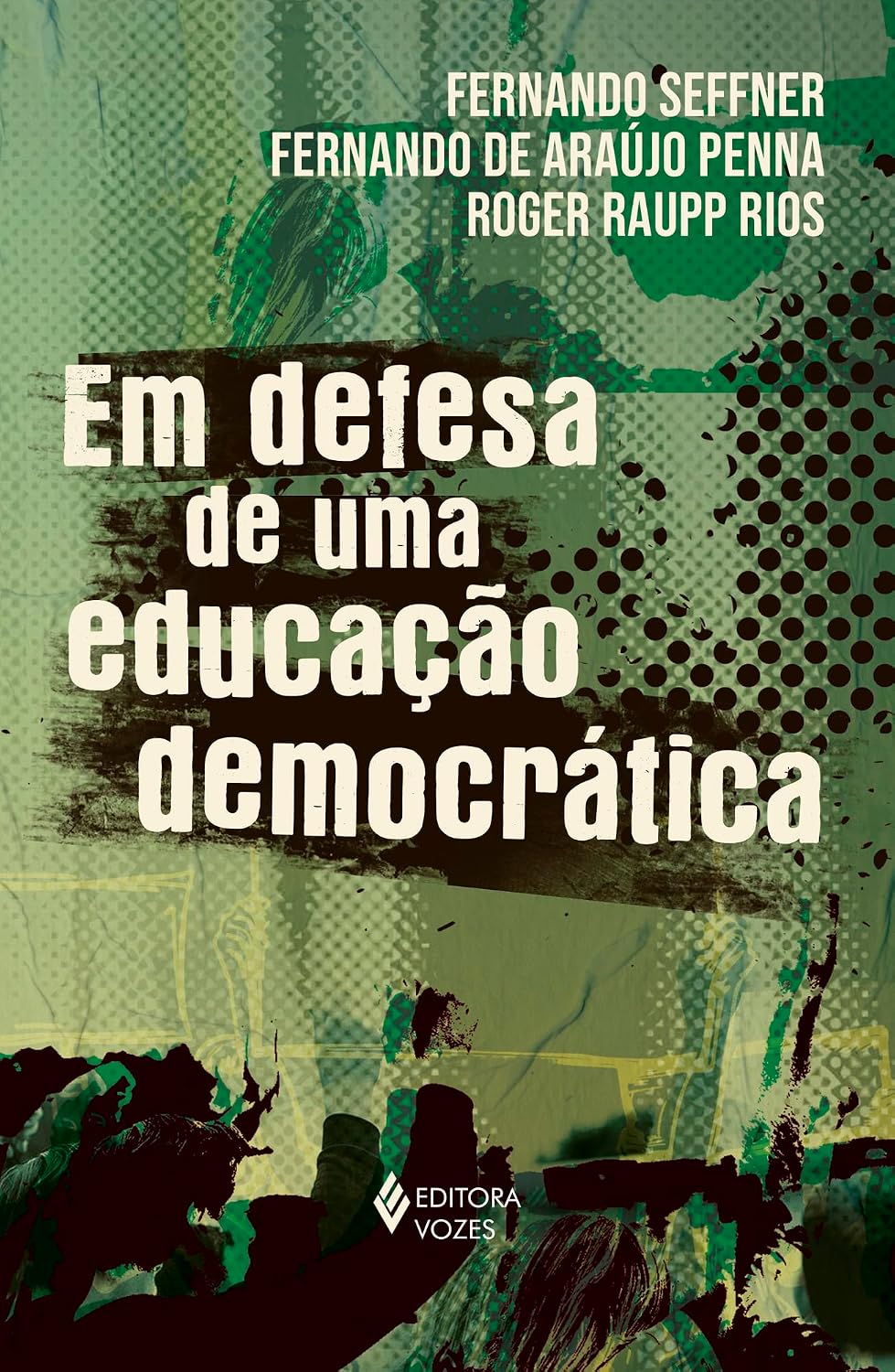 Em Defesa de Uma Educação Democrática Capa de livro verde com texto branco e preto sobre educação democrática e autores, com imagem de manifestação ao fundo.