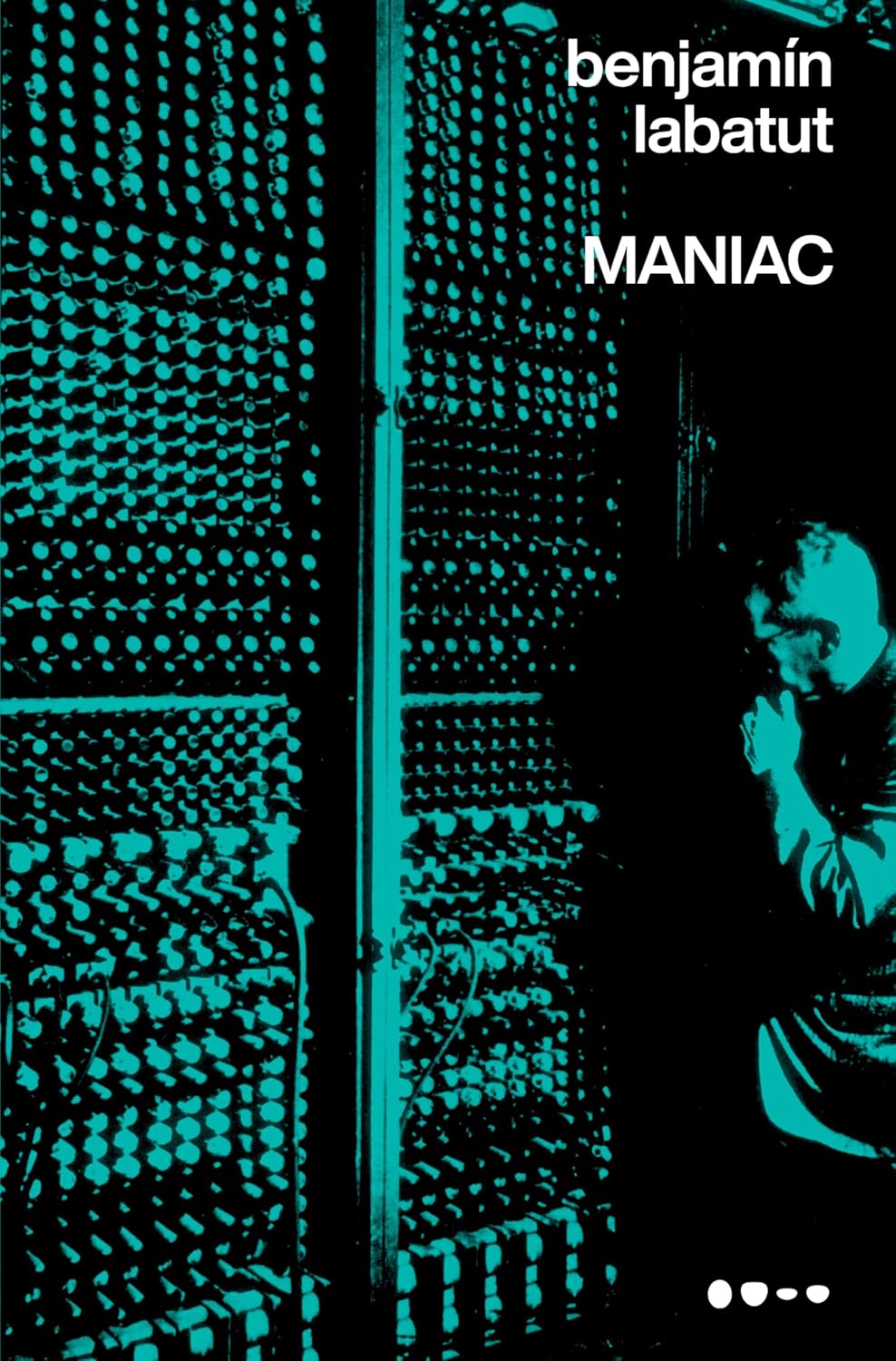 MANIAC Capa de livro azul turquesa e preto com homem e painel de botões, texto benjamín labatut MANIAC