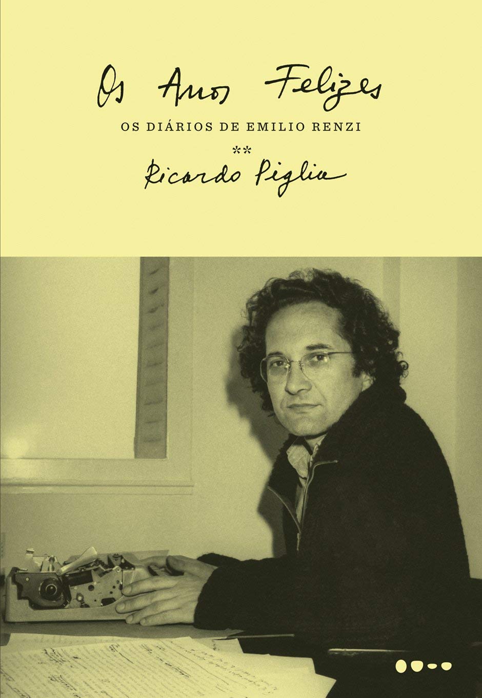 Os Anos Felizes: Os Diários de Emilio Renzi 2 Capa de livro com título e fotografia de homem com máquina de escrever