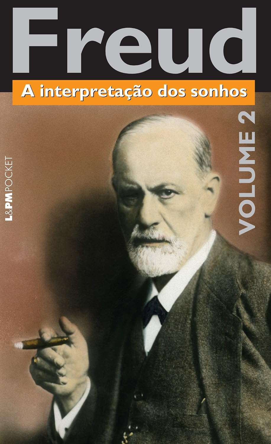 A Interpretação dos Sonhos, v.2 Capa de livro Freud A interpretação dos sonhos Volume 2 com foto de homem idoso de fato castanho e charuto