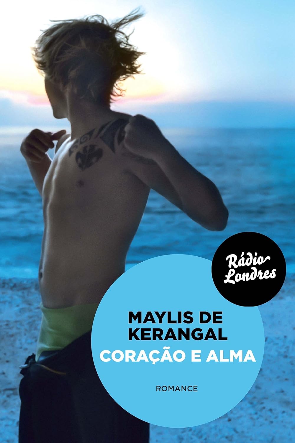 Coração e alma: romance Pessoa de costas junto ao mar ao entardecer com texto de livro sobreposto.