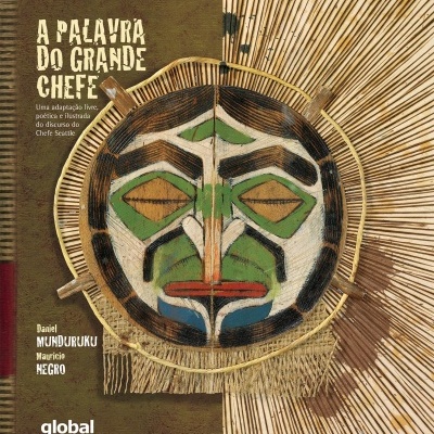 Capa de livro com máscara indígena pintada em madeira e textos em português