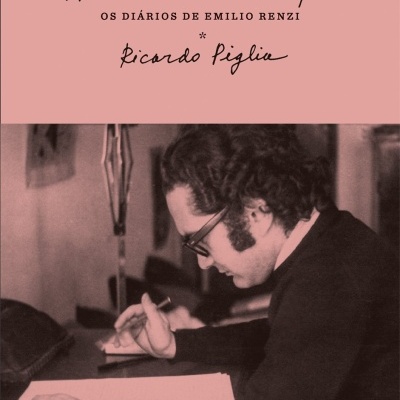 Capa de livro rosa com texto manuscrito e fotografia a preto e branco de homem a escrever numa mesa