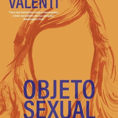 Capa de livro laranja com ilustração de cabelo ruivo e textos em azul e branco