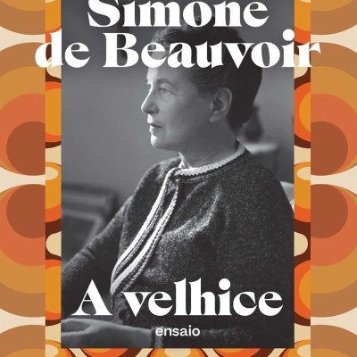 Capa do livro A velhice de Simone de Beauvoir com foto a preto e branco de mulher e padrão retro laranja