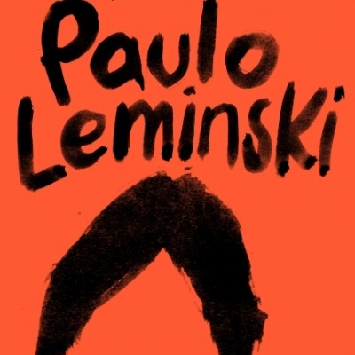 Capa de livro em cor laranja com texto preto Paulo Leminski Toda Poesia