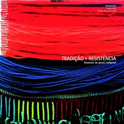 Capa de livro com fios vermelhos, azuis, verdes e amarelos e texto em branco e preto.