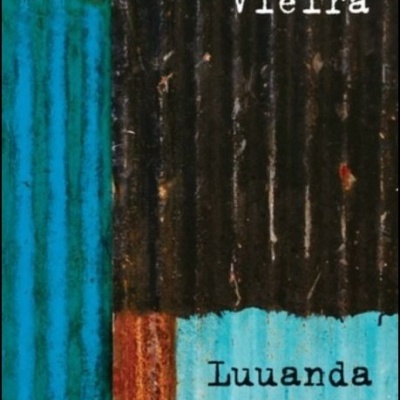 Capa de livro com texto sobre fundo de chapas metálicas corrugadas