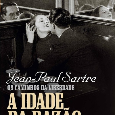 Capa de livro com fotografia de casal num café e texto do título e autor