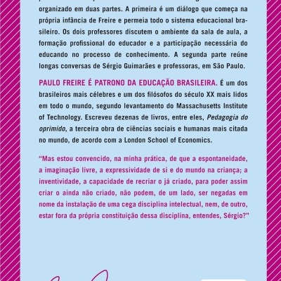 Verso de livro com texto sobre Paulo Freire em fundo azul e borda rosa com linhas brancas diagonais