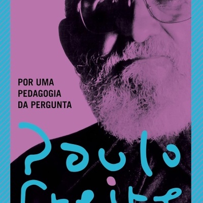 Capa de livro com fotografia de homem idoso, texto em azul e preto sobre fundo lilás