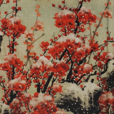 Padrão de flores vermelhas em ramos pretos com fundo verde claro e efeito de neve branca