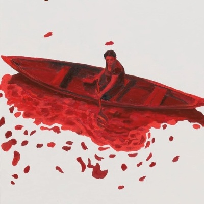 Capa de livro com ilustração de pessoa num barco vermelho em água vermelha e texto em castanho e vermelho num fundo branco.