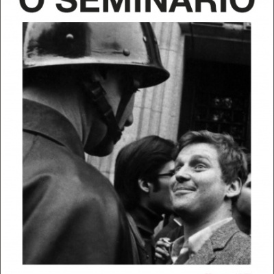 Capa do livro Jacques Lacan O Seminário com foto em preto e branco de soldado e homem e texto em preto e vermelho