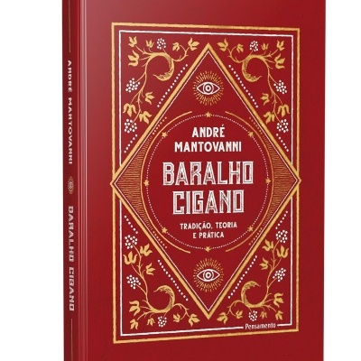 Livro Baralho Cigano de capa vermelha com detalhes dourados e brancos