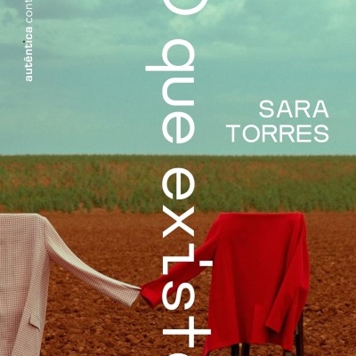 Capa de livro com título e duas cadeiras com casacos em campo de terra vermelha.