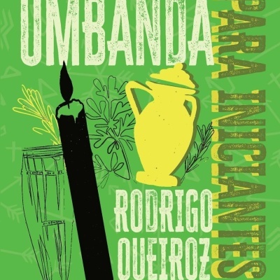 Capa verde com ilustrações de candelabro, vaso amarelo e texto Umbanda Para Encantes.