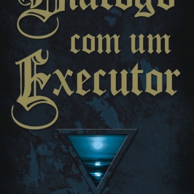 Capa de livro Diálogo com um Executor de Rubens Saraceni com fundo azul escuro e texto dourado