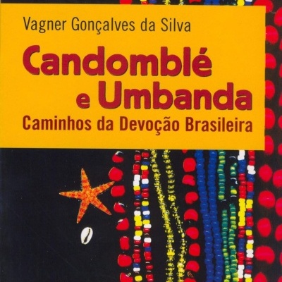 Livro sobre Candomblé e Umbanda com contas coloridas e elementos marinhos na capa.