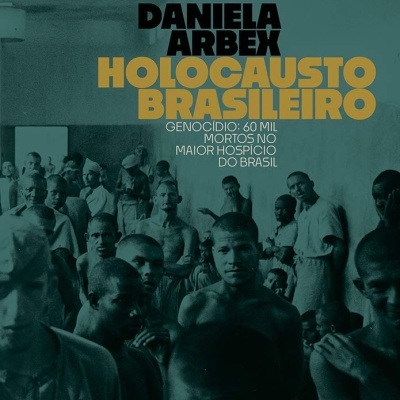 Capa de livro Holocausto Brasileiro com foto de homens e texto do título e autor