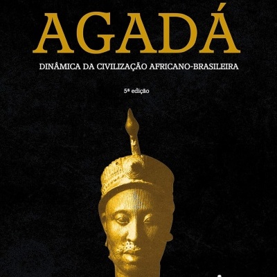 Capa de livro AGADÁ com escultura africana dourada em fundo preto