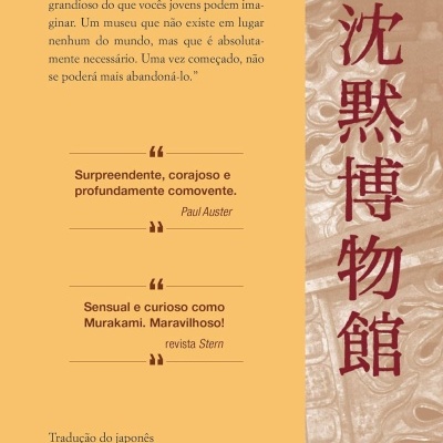 Parte traseira de livro com texto em português, caracteres chineses e código ISBN
