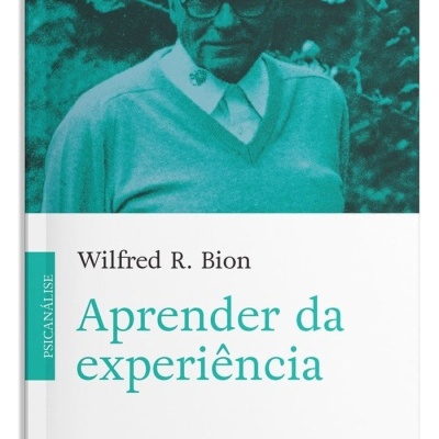 Livro Aprender da experiência de Wilfred R. Bion com capa branca e foto azulada de homem