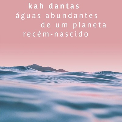Capa com texto branco sobre fundo rosa e azul de ondas de água e horizonte com montanhas