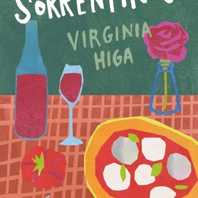 Capa de livro com garrafa, copo, prato de comida e flor com textos em português.