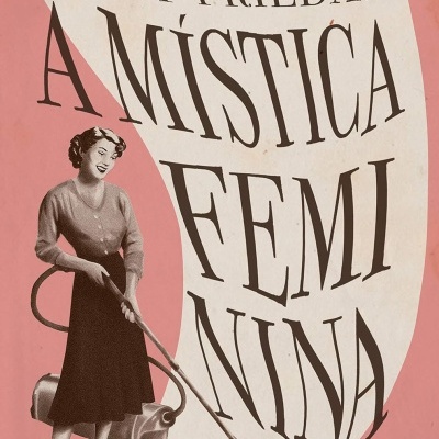 Capa do livro A Mística Feminina de Betty Friedan com design vintage e texto em preto sobre fundo rosa e branco