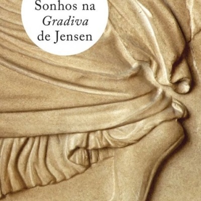 Capa de livro bege com relevo de pé calçado e roupas, texto em círculo e nomes dos autores.
