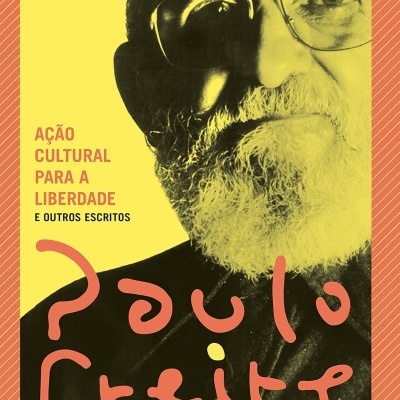 Capa de livro amarelo com foto de homem idoso e texto em português.
