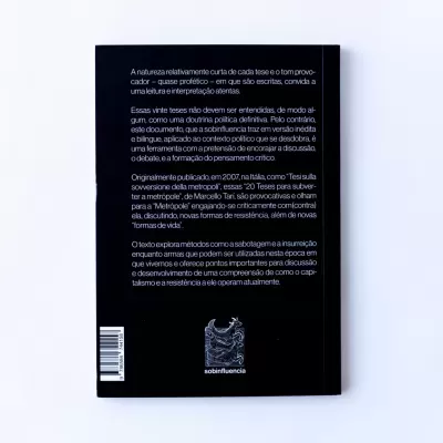 Capa traseira preta de livro com texto em português e logotipo da editora sobinfluencia