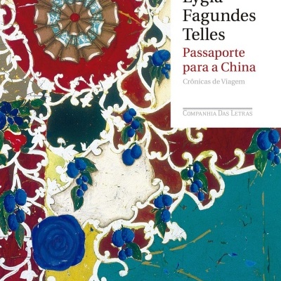Capa do livro Passaporte para a China com padrão floral colorido