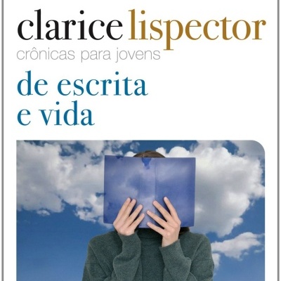 Capa de livro com texto e imagem de pessoa com livro azul refletindo céu