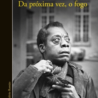 Capa de livro de James Baldwin com foto a preto e branco e texto amarelo