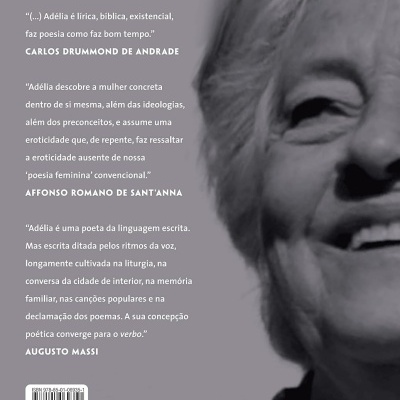 Contracapa de livro com texto em português e imagem parcial de rosto de mulher idosa