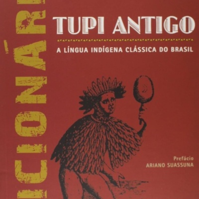 Capa vermelha de livro com título Dicionário Tupi Antigo e ilustração indígena.